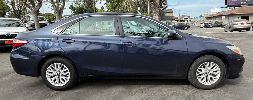 Toyota Camry Vehicle Full-screen Gallery Image 05