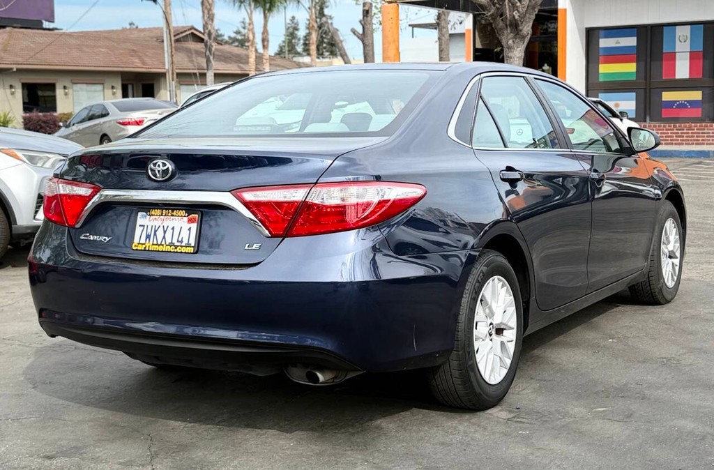 Toyota Camry Vehicle Full-screen Gallery Image 06