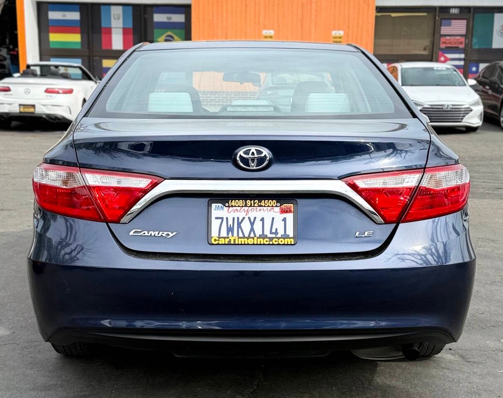 Toyota Camry Vehicle Full-screen Gallery Image 07