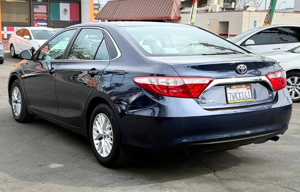 Toyota Camry Vehicle Full-screen Gallery Image 08