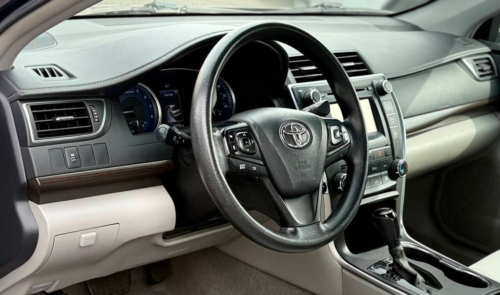 Toyota Camry Vehicle Full-screen Gallery Image 09
