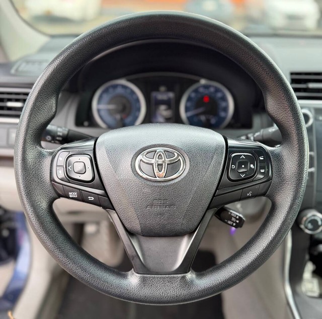 Toyota Camry Vehicle Full-screen Gallery Image 10