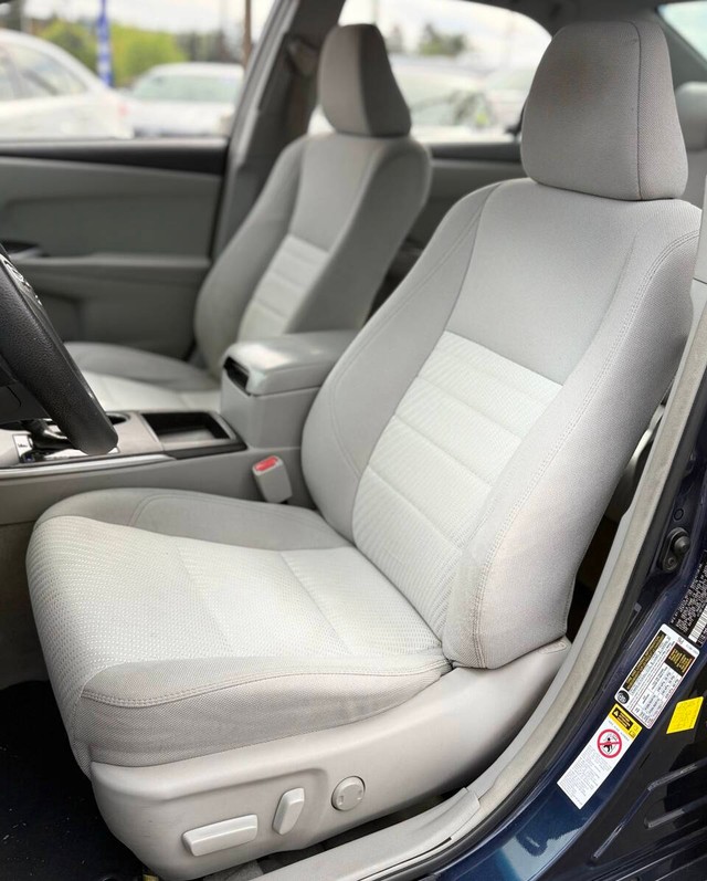 Toyota Camry Vehicle Full-screen Gallery Image 12