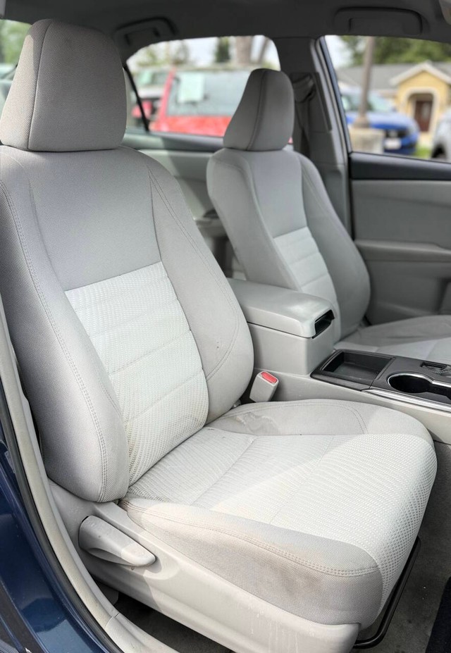 Toyota Camry Vehicle Full-screen Gallery Image 13