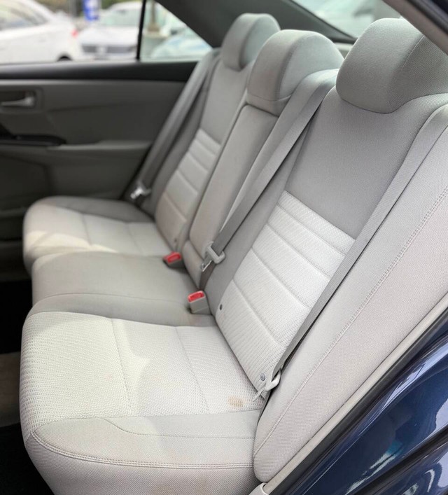 Toyota Camry Vehicle Full-screen Gallery Image 14