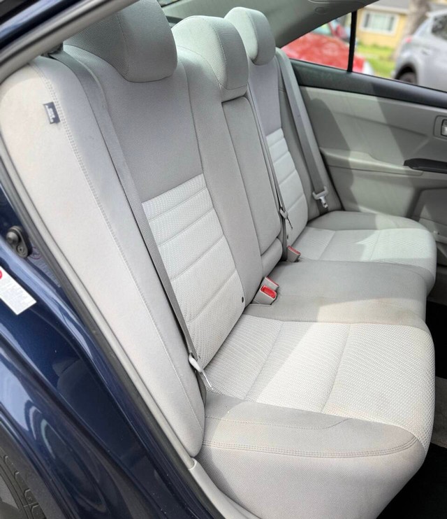 Toyota Camry Vehicle Full-screen Gallery Image 15