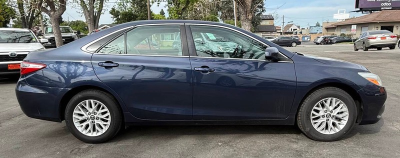 Toyota Camry Vehicle Full-screen Gallery Image 05