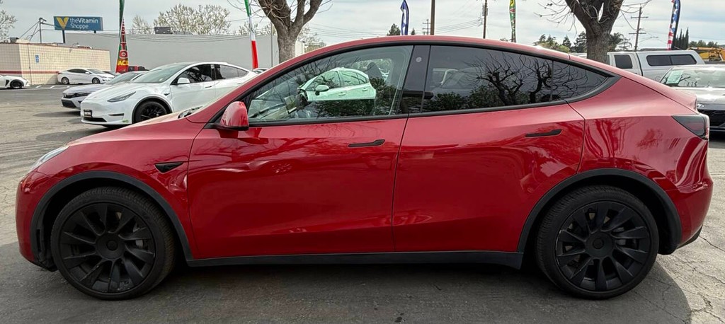 Tesla Model Y Vehicle Full-screen Gallery Image 04