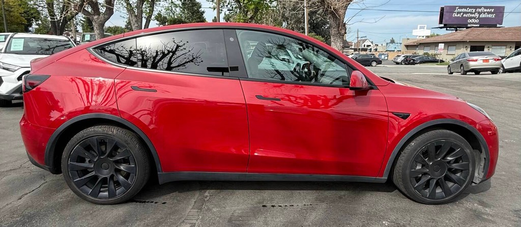 Tesla Model Y Vehicle Full-screen Gallery Image 05