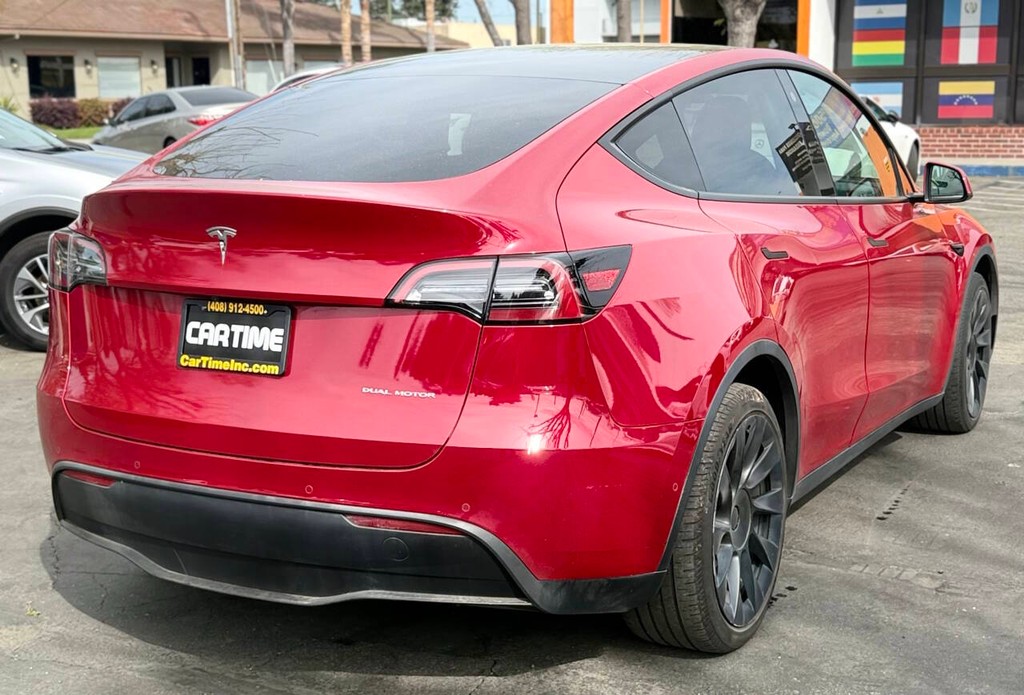 Tesla Model Y Vehicle Full-screen Gallery Image 06