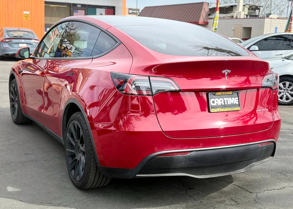 Tesla Model Y Vehicle Full-screen Gallery Image 08