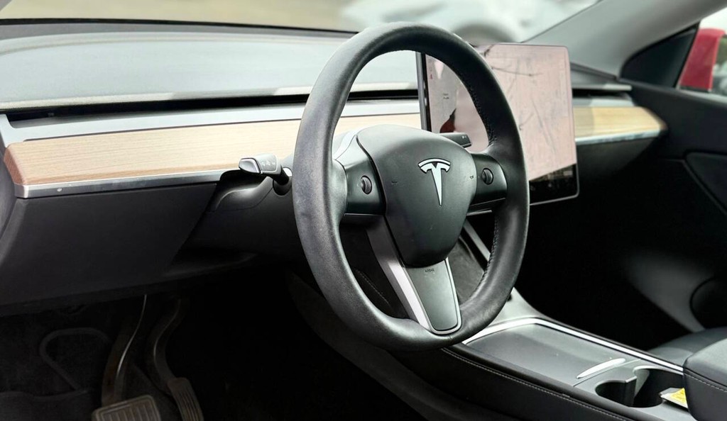 Tesla Model Y Vehicle Full-screen Gallery Image 09