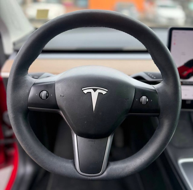 Tesla Model Y Vehicle Full-screen Gallery Image 10