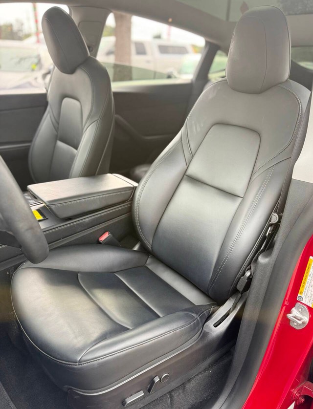 Tesla Model Y Vehicle Full-screen Gallery Image 12