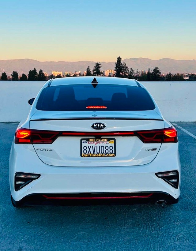 Kia Forte Vehicle Full-screen Gallery Image 03