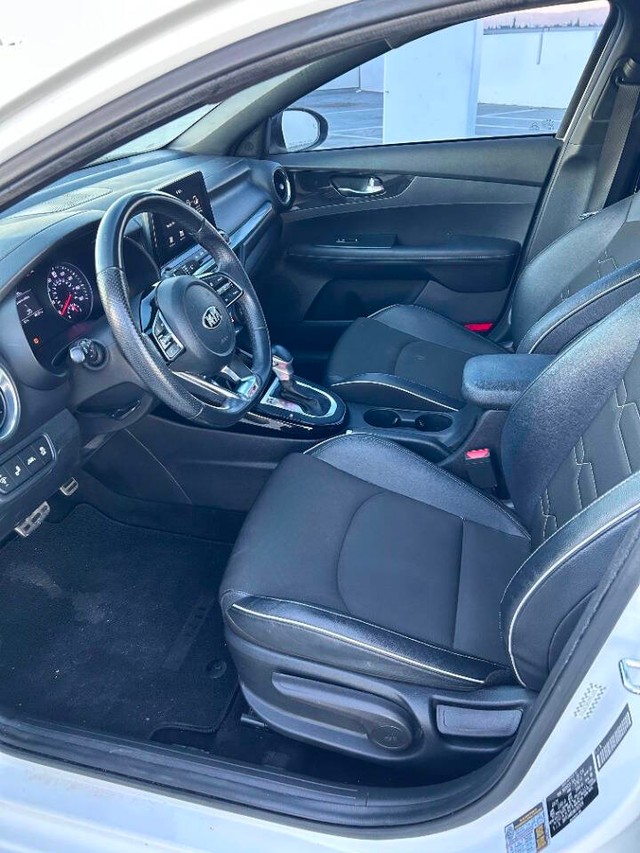 Kia Forte Vehicle Full-screen Gallery Image 12