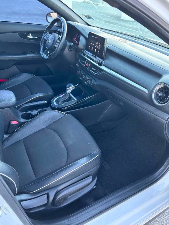 Kia Forte Vehicle Full-screen Gallery Image 14