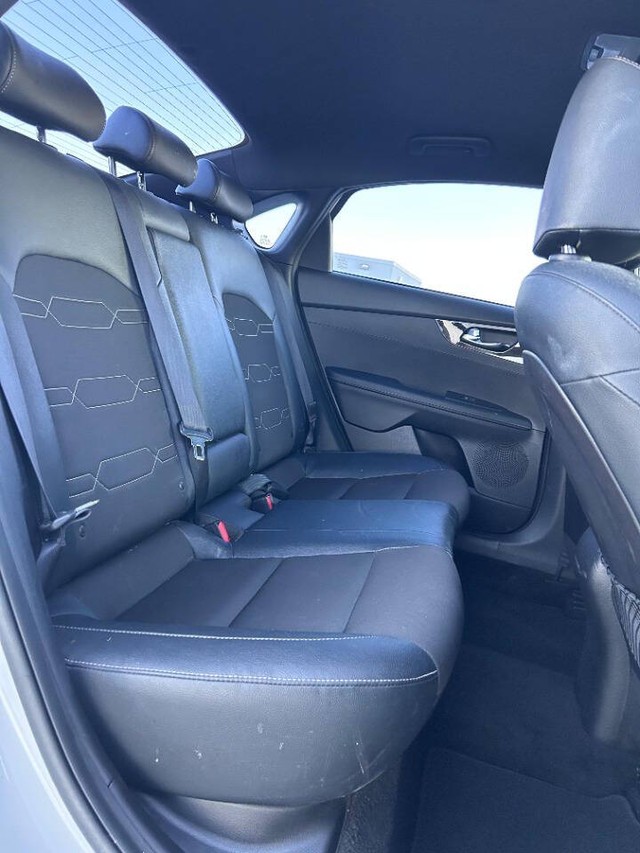 Kia Forte Vehicle Full-screen Gallery Image 15