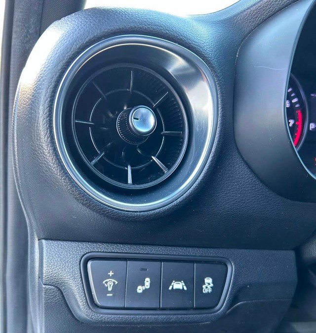 Kia Forte Vehicle Full-screen Gallery Image 16