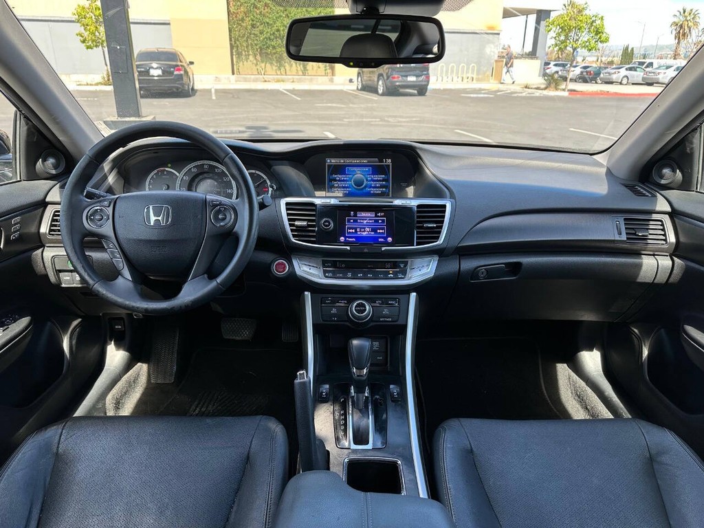 Honda Accord Sedan Vehicle Full-screen Gallery Image 09