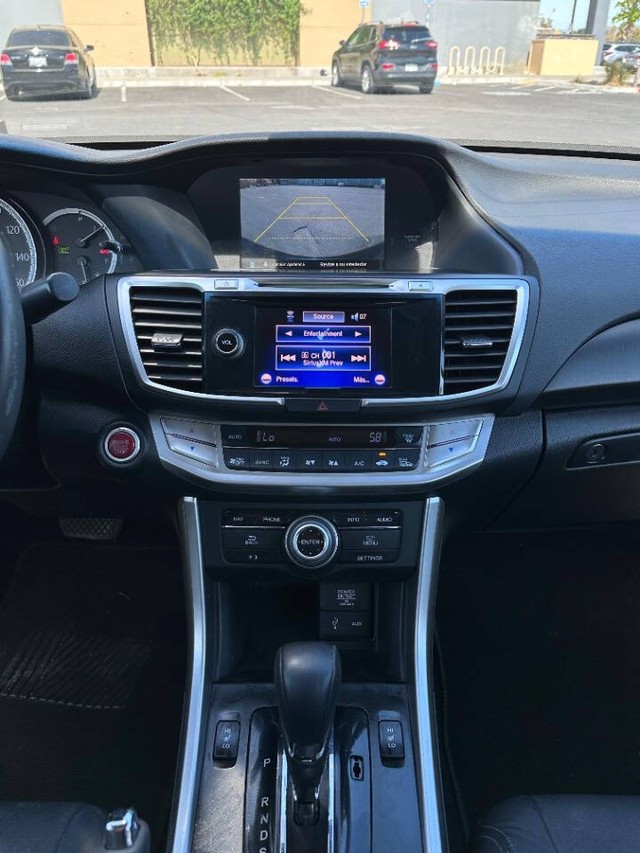 Honda Accord Sedan Vehicle Full-screen Gallery Image 10