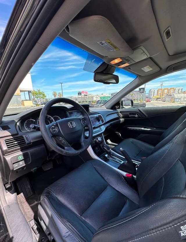 Honda Accord Sedan Vehicle Full-screen Gallery Image 14