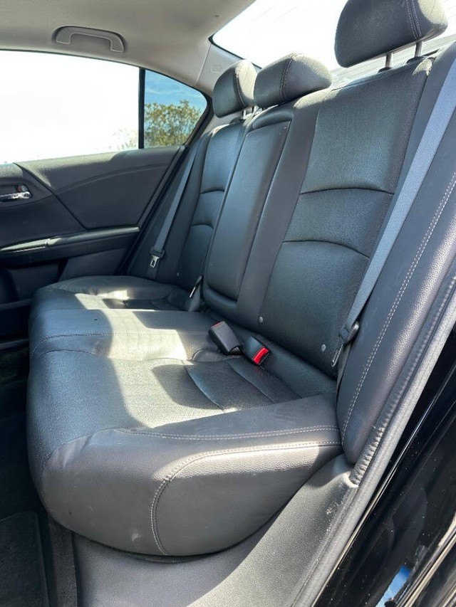 Honda Accord Sedan Vehicle Full-screen Gallery Image 15