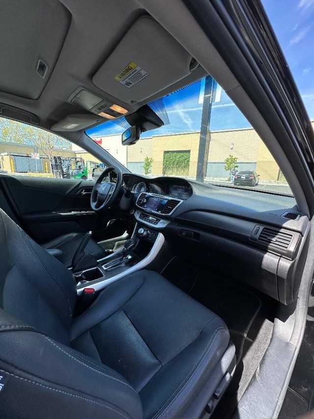 Honda Accord Sedan Vehicle Full-screen Gallery Image 16