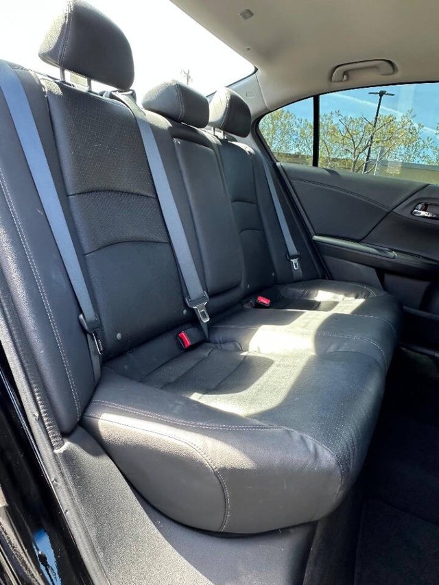 Honda Accord Sedan Vehicle Full-screen Gallery Image 17