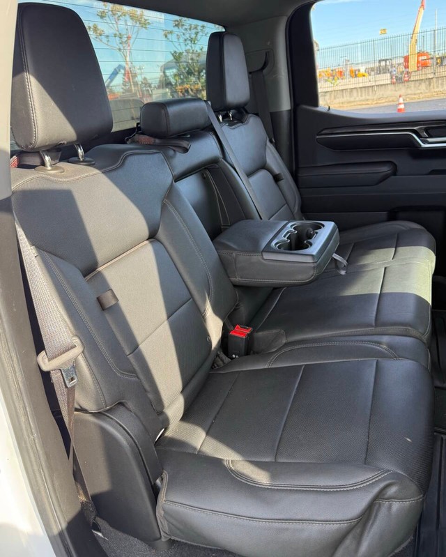 Chevrolet Silverado 1500 Vehicle Full-screen Gallery Image 15