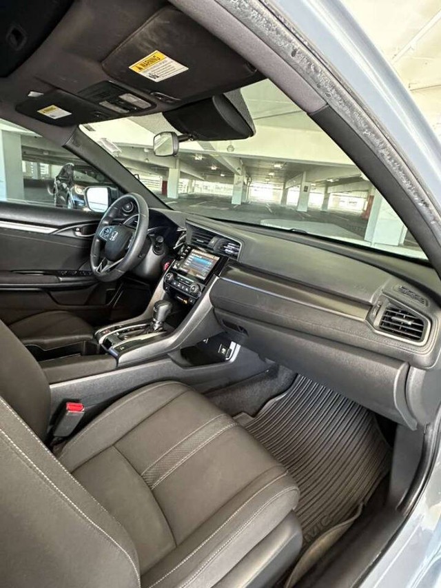 Honda Civic Hatchback Vehicle Full-screen Gallery Image 15
