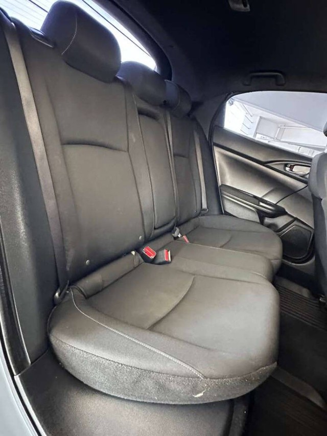 Honda Civic Hatchback Vehicle Full-screen Gallery Image 16