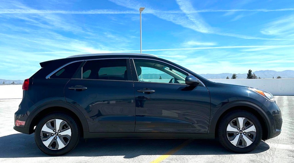 Kia Niro Plug-In Hybrid Vehicle Full-screen Gallery Image 02