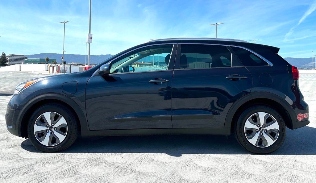 Kia Niro Plug-In Hybrid Vehicle Full-screen Gallery Image 06