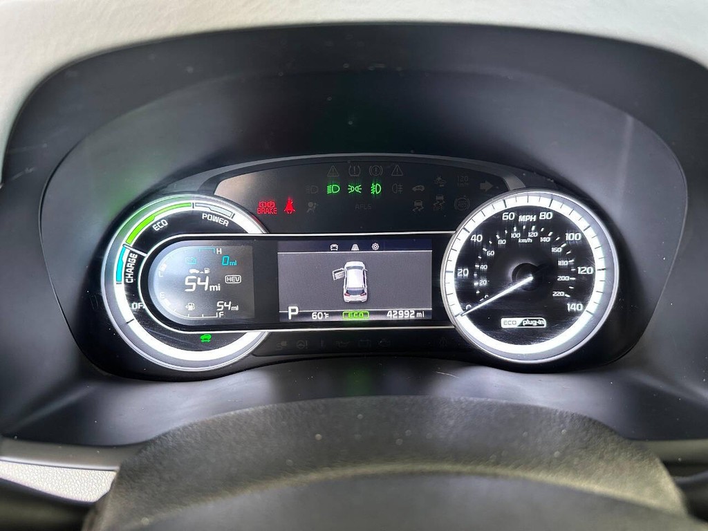 Kia Niro Plug-In Hybrid Vehicle Full-screen Gallery Image 11