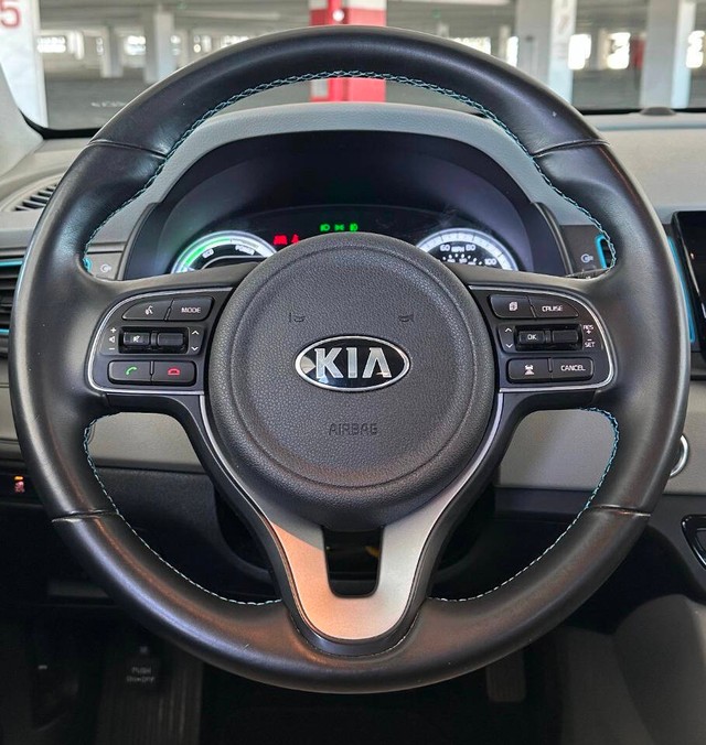 Kia Niro Plug-In Hybrid Vehicle Full-screen Gallery Image 10