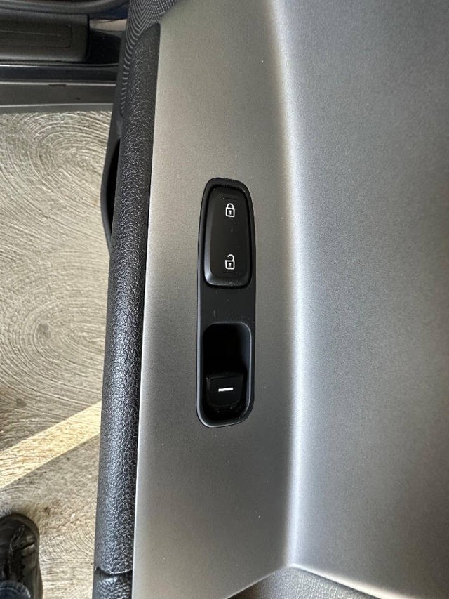 Kia Niro Plug-In Hybrid Vehicle Full-screen Gallery Image 19