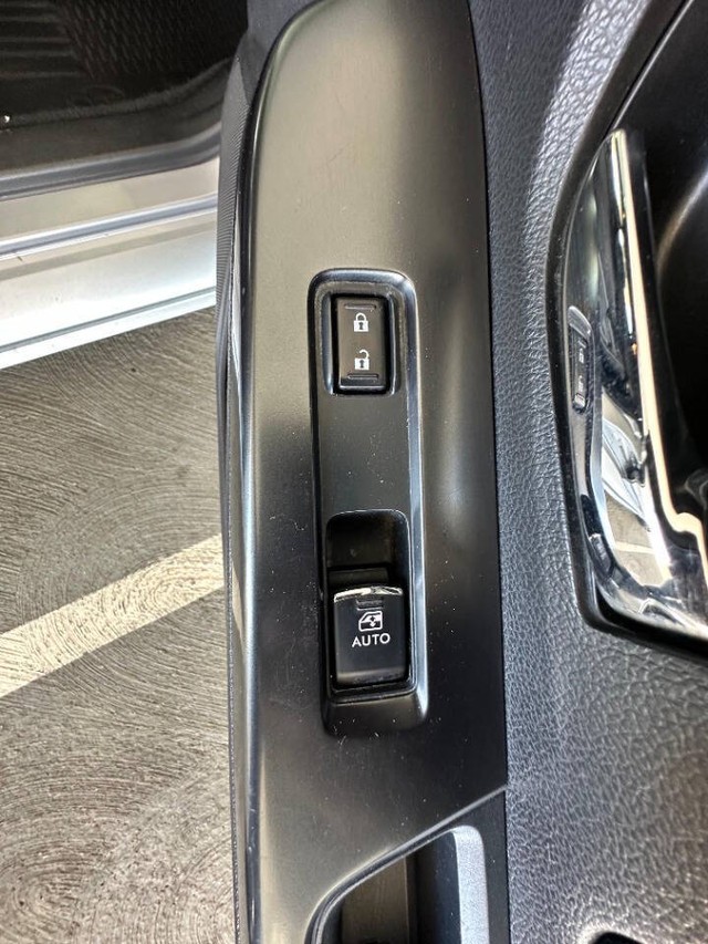 Subaru WRX Vehicle Full-screen Gallery Image 18