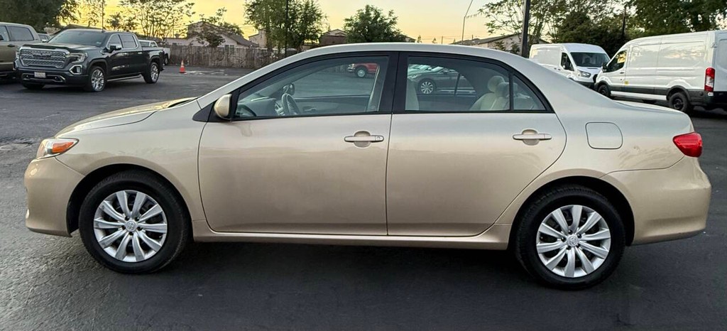 Toyota Corolla Vehicle Full-screen Gallery Image 04