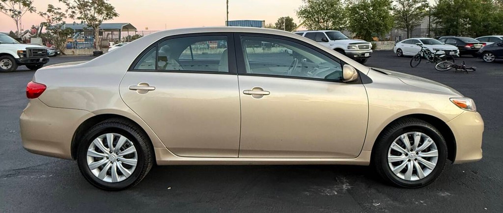 Toyota Corolla Vehicle Full-screen Gallery Image 05