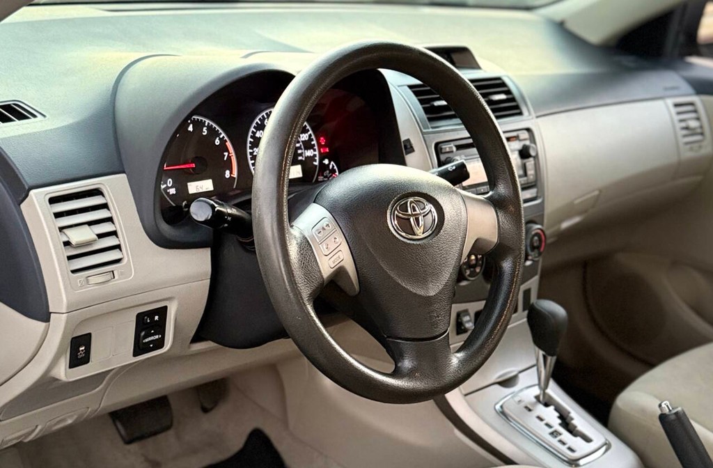 Toyota Corolla Vehicle Full-screen Gallery Image 09