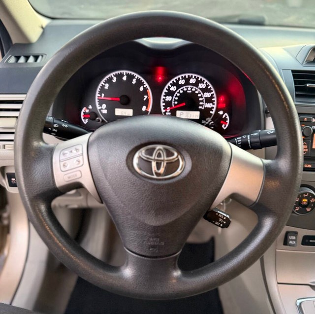 Toyota Corolla Vehicle Full-screen Gallery Image 10