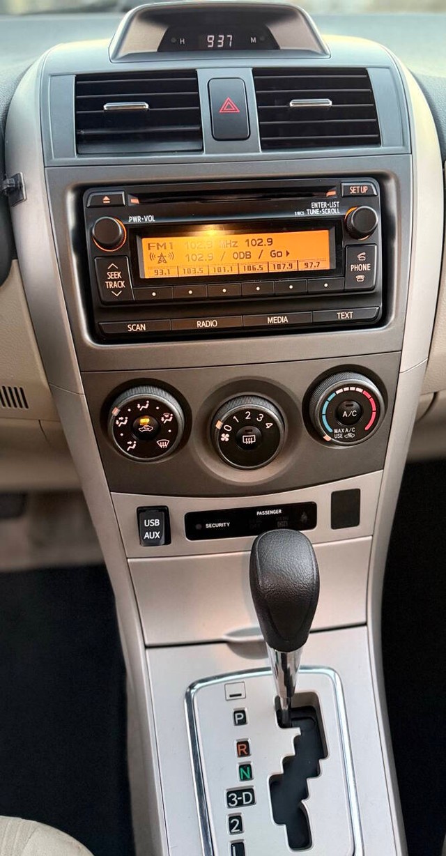 Toyota Corolla Vehicle Full-screen Gallery Image 11