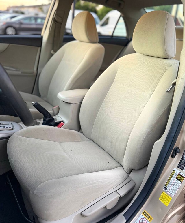 Toyota Corolla Vehicle Full-screen Gallery Image 12