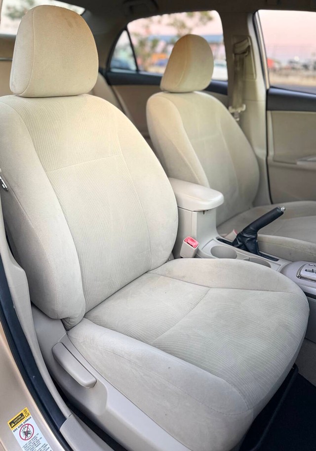 Toyota Corolla Vehicle Full-screen Gallery Image 13