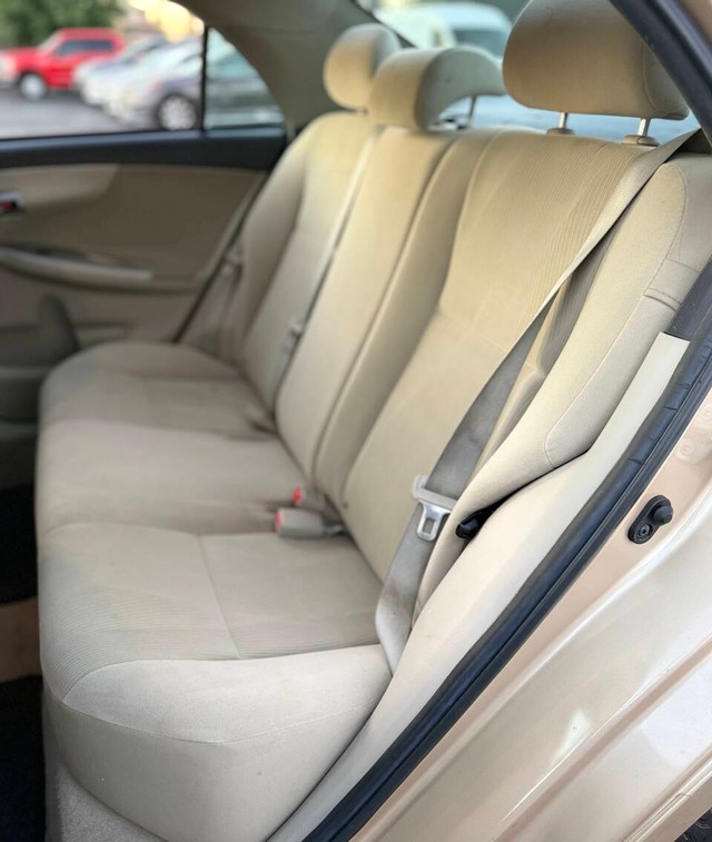 Toyota Corolla Vehicle Full-screen Gallery Image 15