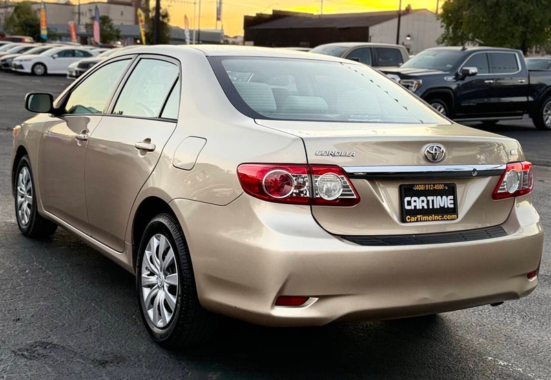 Toyota Corolla Vehicle Full-screen Gallery Image 06