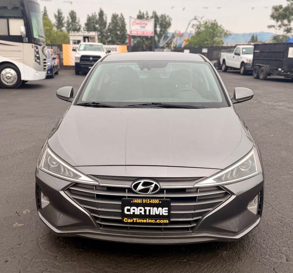 Hyundai Elantra Vehicle Full-screen Gallery Image 03