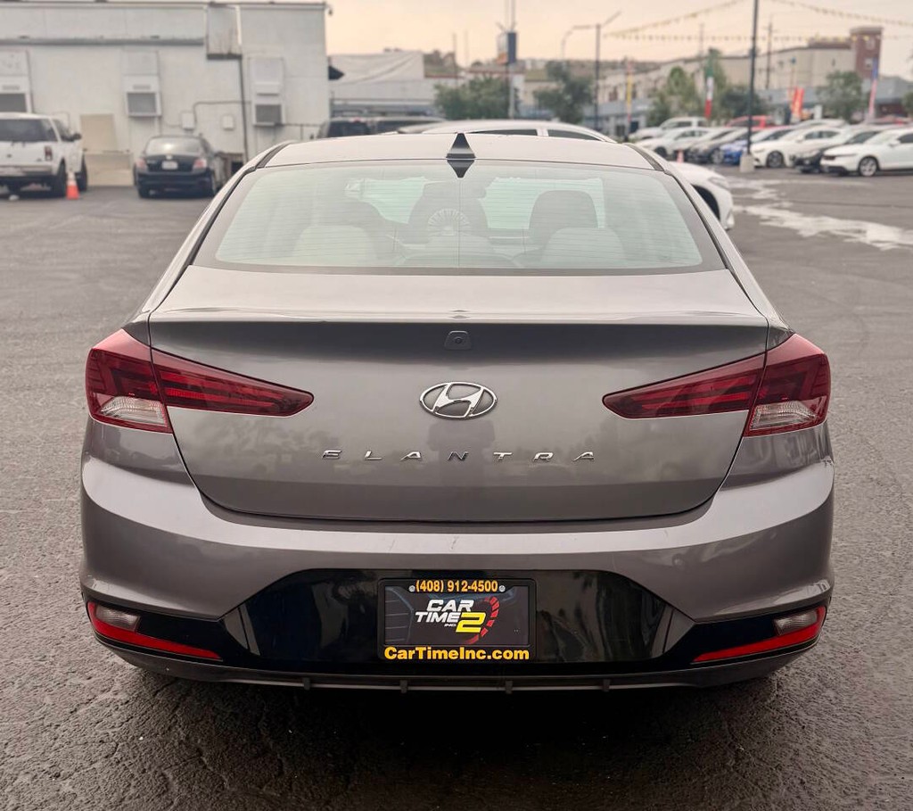 Hyundai Elantra Vehicle Full-screen Gallery Image 05