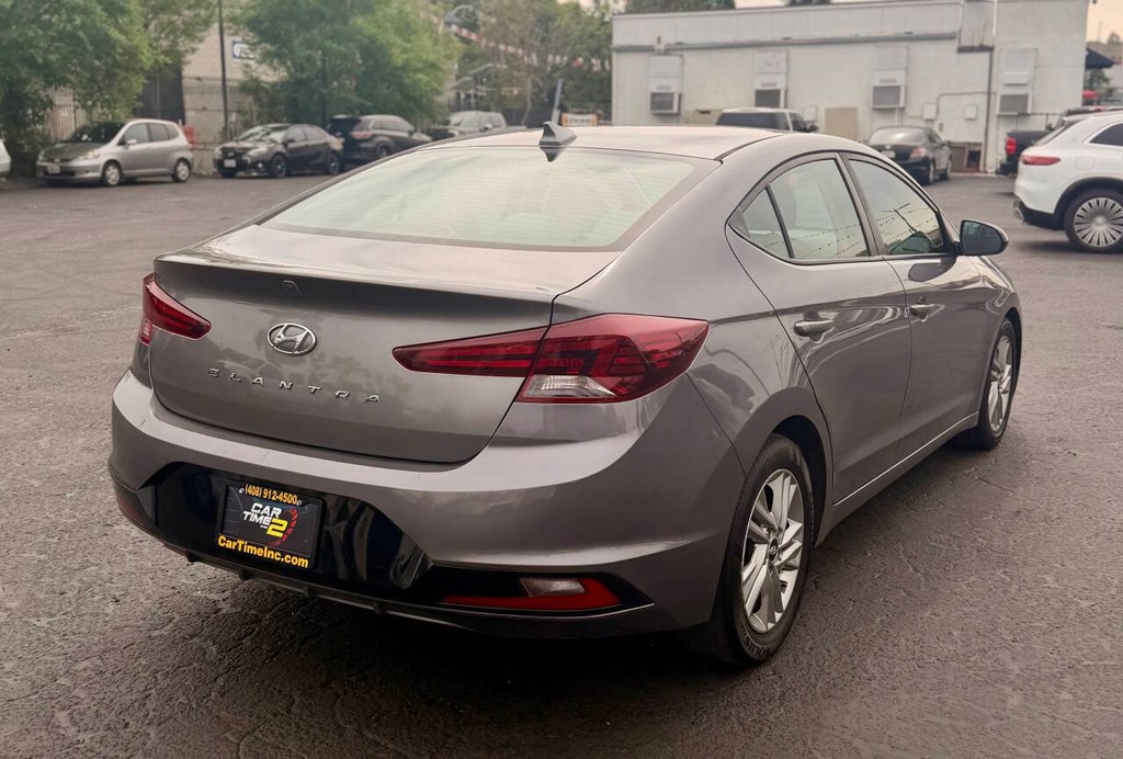 Hyundai Elantra Vehicle Full-screen Gallery Image 06